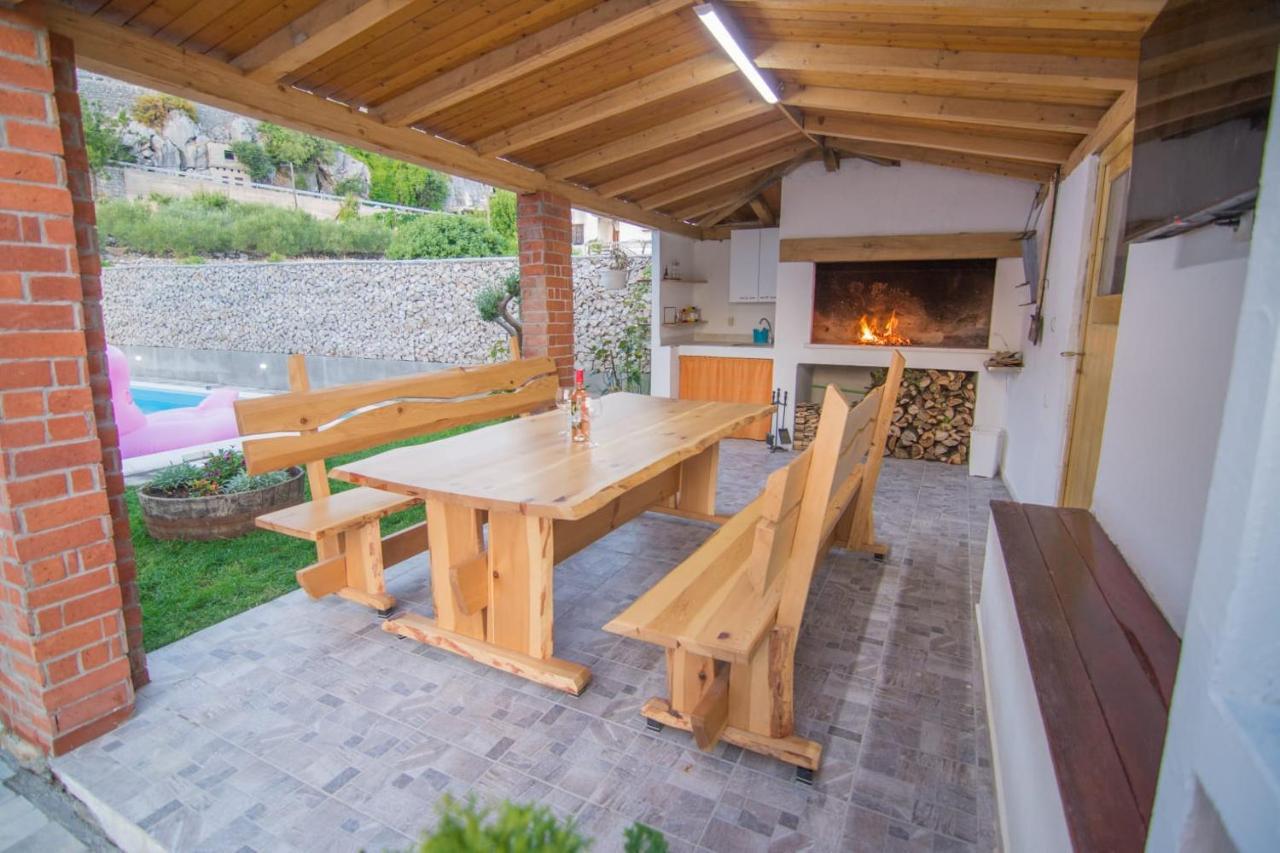 Village Holiday Apartman With Heated Pool Maslina Kostanje Luaran gambar