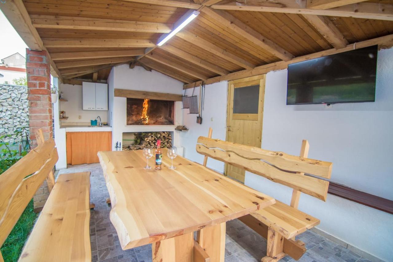 Village Holiday Apartman With Heated Pool Maslina Kostanje Luaran gambar