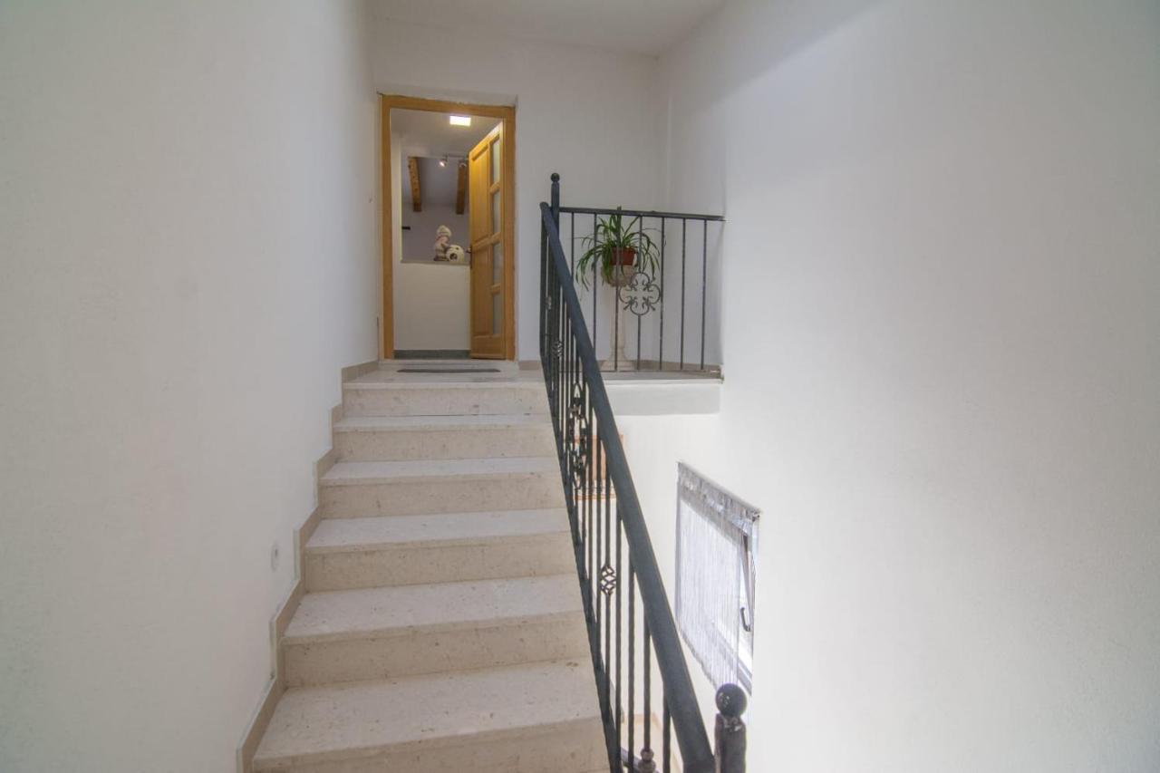 Village Holiday Apartman With Heated Pool Maslina Kostanje Luaran gambar