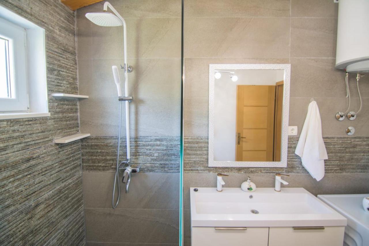 Village Holiday Apartman With Heated Pool Maslina Kostanje Luaran gambar