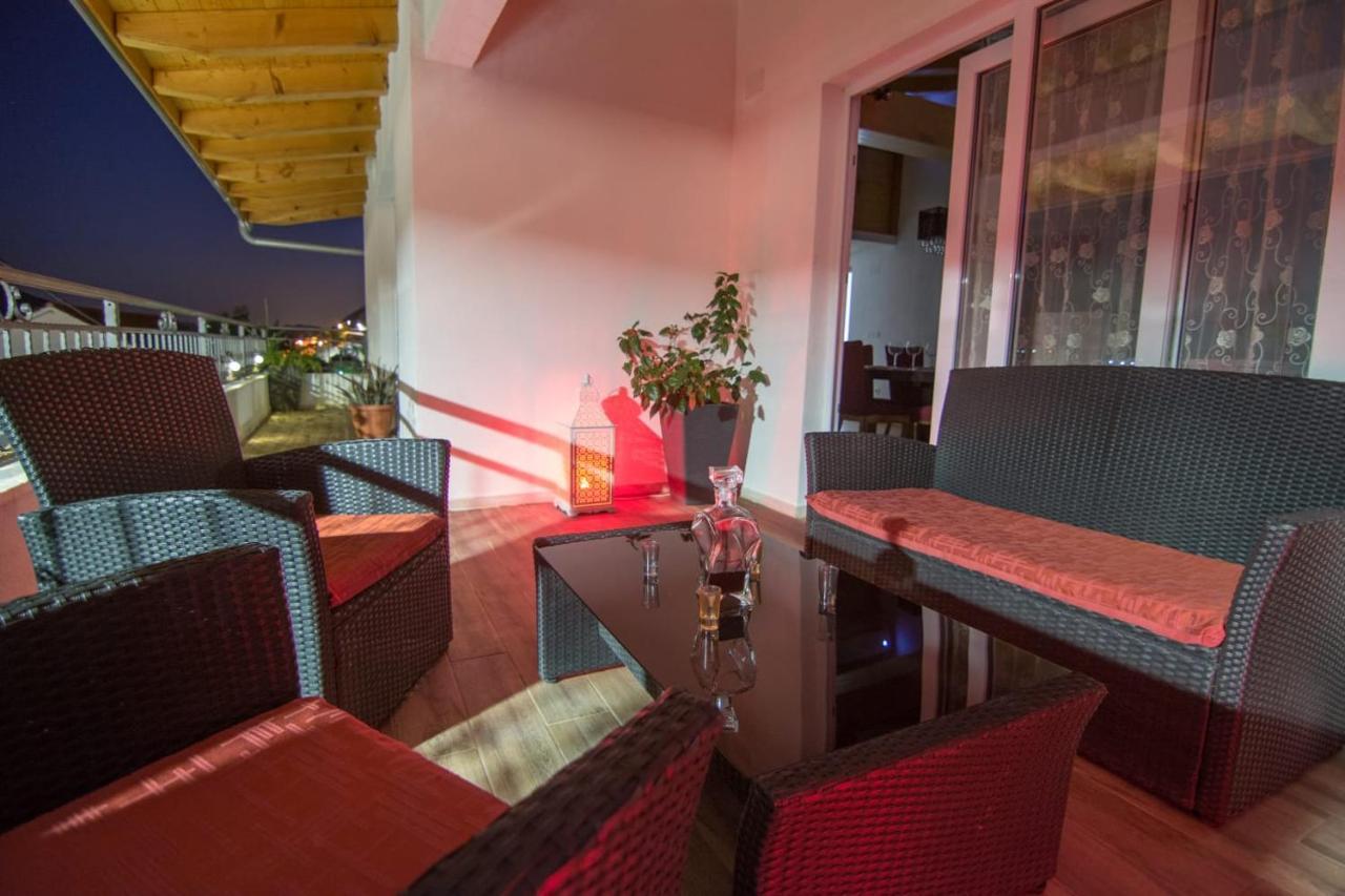Village Holiday Apartman With Heated Pool Maslina Kostanje Luaran gambar