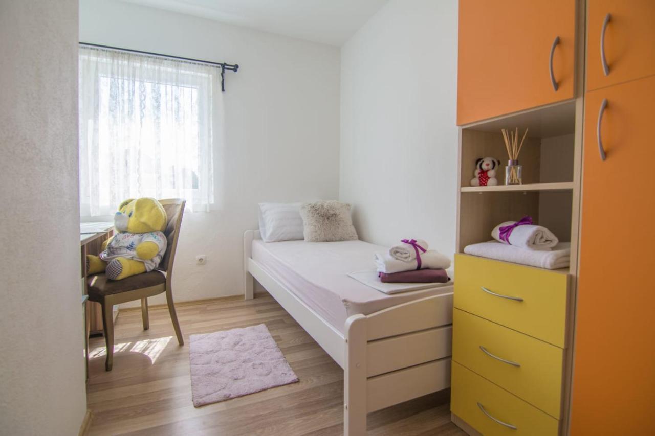 Village Holiday Apartman With Heated Pool Maslina Kostanje Luaran gambar