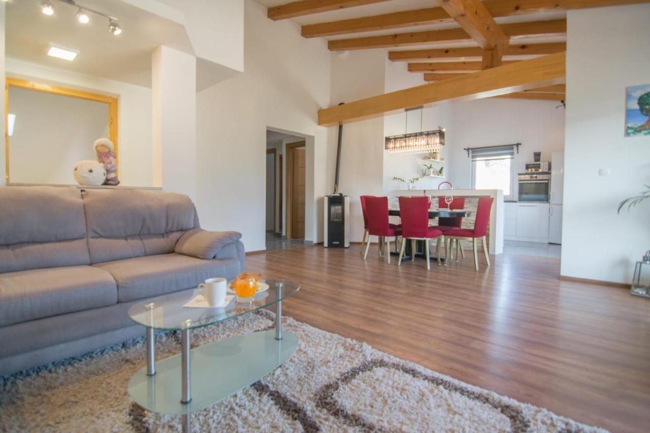 Village Holiday Apartman With Heated Pool Maslina Kostanje Luaran gambar