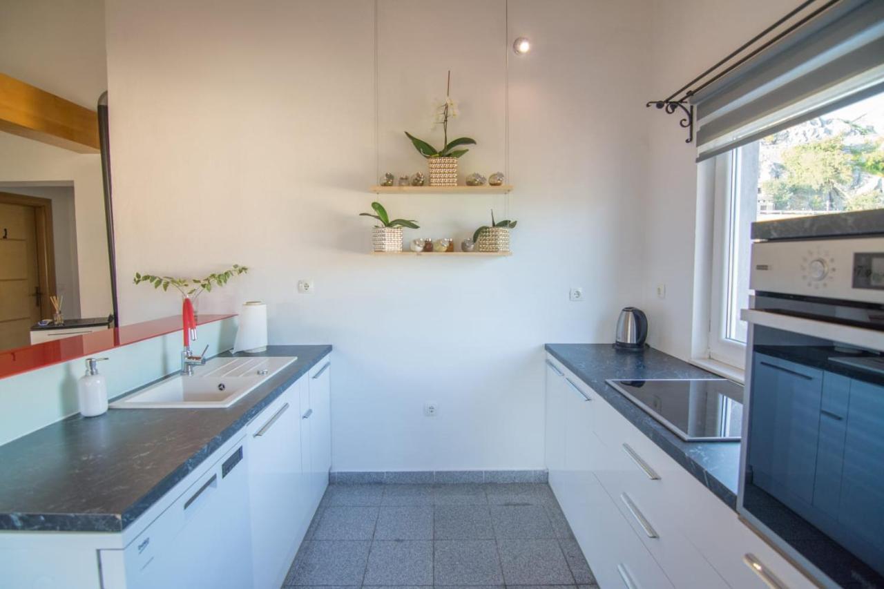 Village Holiday Apartman With Heated Pool Maslina Kostanje Luaran gambar