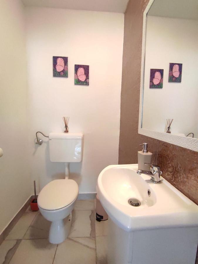 Village Holiday Apartman With Heated Pool Maslina Kostanje Luaran gambar