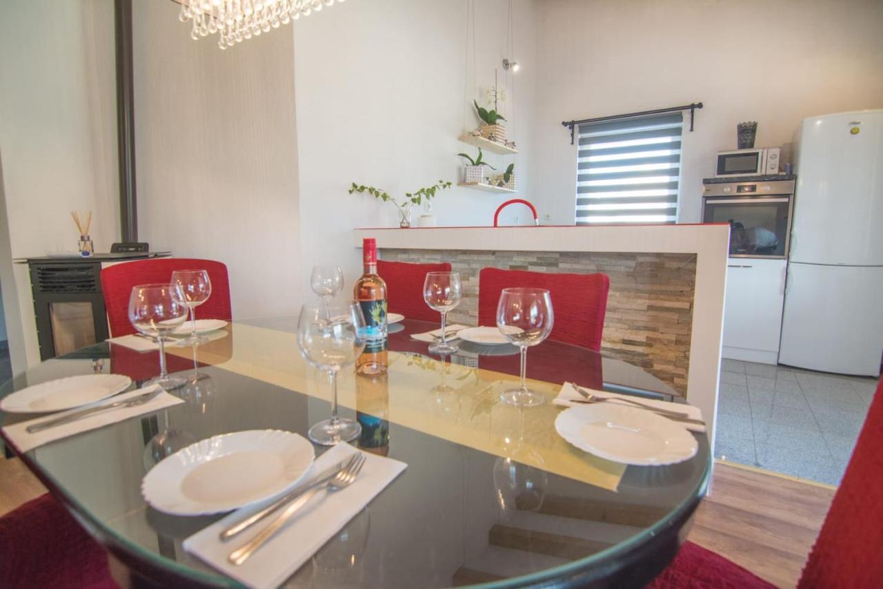 Village Holiday Apartman With Heated Pool Maslina Kostanje Luaran gambar